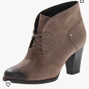 EUC | Clarks Artisan leather heeled ankle boots